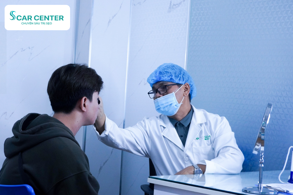 Bác sĩ thăm khám và tư vấn chuyên sâu cho khách hàng