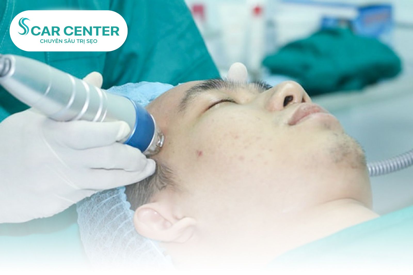 Bác sĩ tiến hành bắn laser